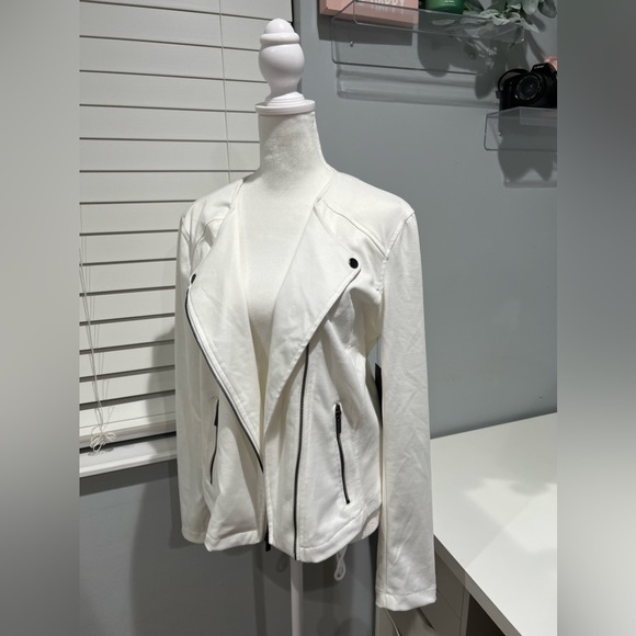 Bagatelle White Jacket‎ - Picture 2 of 7